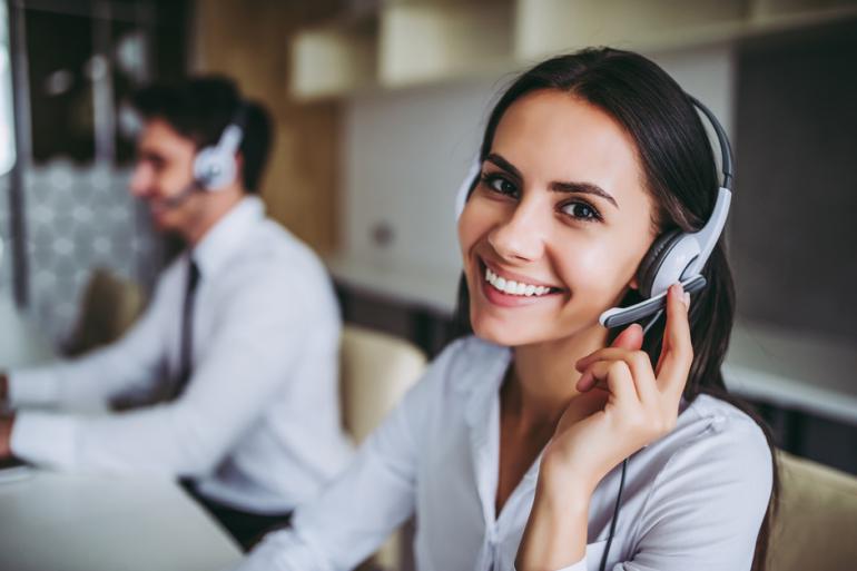 Trabajadora con una diadema hablando